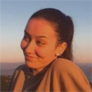 Profesora de matemáticas imparte clases a niños en primaria y ESO